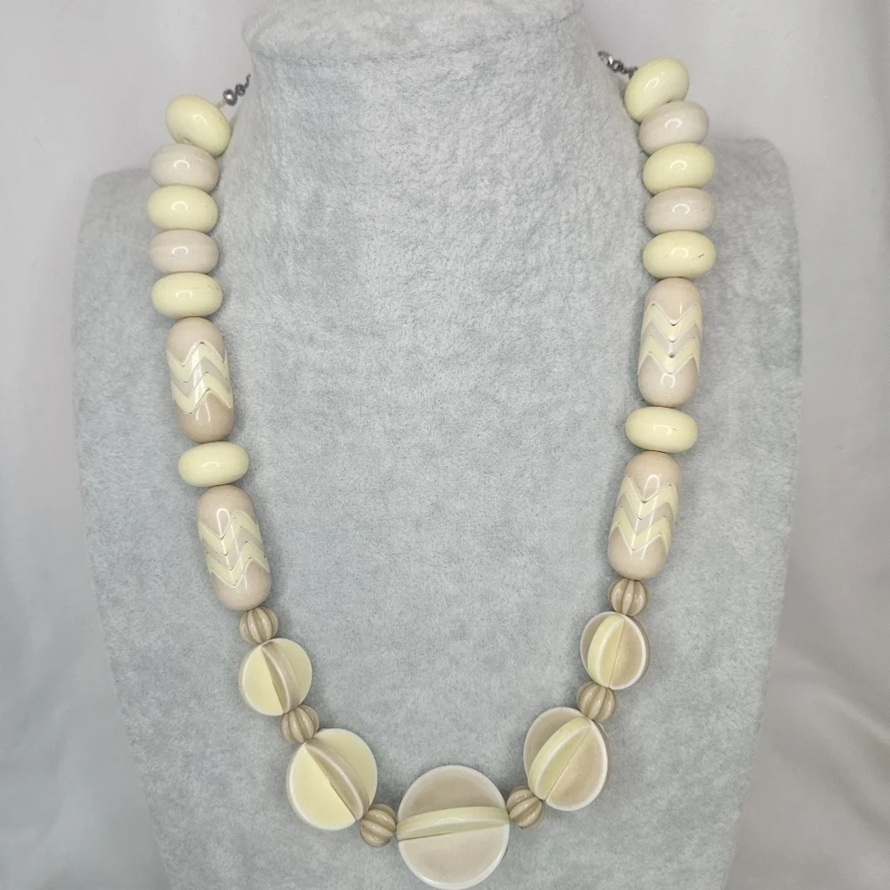 VTG 80s Cream Tan Geometric Resin Chunky Beaded Statement Necklace Chevron Disc